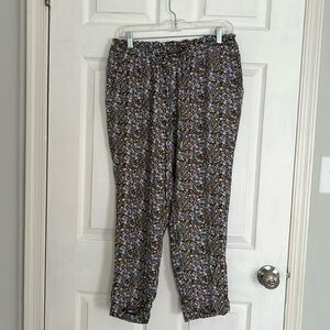 Drawstring, paper bag waist pants. Floral print